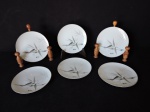 PORCELANA JAPONESA - Lote de 6 pratos em porcelana branca decorado com pintura de bambus e frisos dourados. Dia 17 cm.