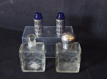 CRISTAL - Lote de 2 perfumeiros lapidados e 2 potinhos azuis guarnecidos em metal prateado. Maior 11x6x4 cm e menor 7 cm.