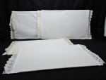 CAMA - MESA - BANHO - Conjunto de 4 jogos americanos com suporte em bambus. Med. 46x29 cm. Tecido com manchas.