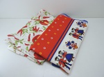 CAMA - MESA - BANHO - Lote de 2 toalhas de mesa. Med. 140x210 cm e 140x140 cm. Apresenta manchas.