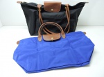 ACESSÓRIOS - Lote de 2 bolsas LongChamp, nas cores azul e preta.