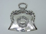 METAL ESPESSURADO A PRATA - Linda pá cata migalhas, ricamente lavrada, cinzelada e decorada em relevo. Med. 19,5x18,5 cm.