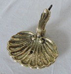 BRONZE - Linda saboneteira em bronze em formato de concha. Med. 6x13x14 cm.