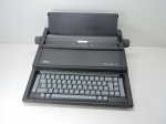 DIVERSOS - Antiga máquina de escrever eleterica OLIVETTI, modelo PRAXIS 201 II. Med. 15x40x35 cm.