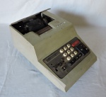 DIVERSOS - Antiga máquina de calcular OLIVETTI, no estado. Med. 14x20x30 cm.