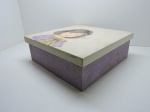 DIVERSOS - Caixa em MDF decorada com boneca. Med. 13x37x37 cm. Marcas.