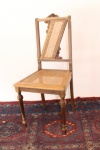 Linda cadeira em madeira nobre com assento e parte do encosto em palha indiana natural º 0, detalhes entalhados. Med. 91x41x38 cm.