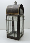 DIVERSOS - Lanterna em metal, possui um vidro trincado. Alt. 34 cm.