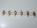 DIVERSOS - Suporte de parede com 6 ganchos em ferro com banho de cobre. Med. 47x8 cm.