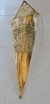 METAL DOURADO - Delicada floreira em metal martelado com frete decorada em relevo. Med. 30x9 cm.