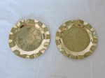 METAL DOURADO - Lote de 2 pratos decorativos em metal dourado com fundo lavvrado. Med. 13 cm.