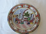 PORCELANA - Lindo prato decorativo com tema oriental. Policromado. Dia 24 cm.