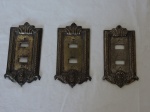 BRONZE - Lote de 3 espelhos para interruptores duplos, feitos em bronze ricamente decorados. Med. 14x7 cm.