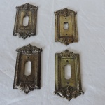 BRONZE - Lote de 4 espelhos para interruptores, feitos em bronze ricamente decorados. Med. 14x7 cm.