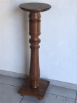 Coluna em madeira nobre torneada. Med. 103x31x31 cm.