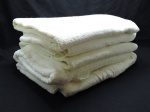 CAMA - MESA - BANHO - Lote de 5 toalhas de banho grandes, na cor branca. Med. 160x90 cm. Lote pertecente THE HELMSLEY PALACE HOTEL. Peças amareladas pelo tempo guardado.