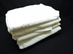 CAMA - MESA - BANHO - Lote de 5 toalhas de banho grandes, na cor branca. Med. 160x90 cm. Lote pertecente THE HELMSLEY PALACE HOTEL. Peças amareladas pelo tempo guardado.