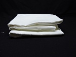 CAMA - MESA - BANHO - Lote de 2 toalhas de mesa em tecido branco. Med. 110x100 cm e 160x180 cm. Manchas.
