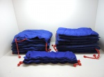 DIVERSOS - Lote de diversas almofadase acabamento assento  para cadeiras, tom azul com detalhes vermelhos. Manchas e desgastes.