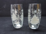 DEMI CRISTAL - Lote de 2 copos, ricamente decorados com tema NATALINO, policromados. Alt. 14 cm.