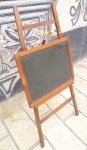 QUADRO - Cavalete com ábaco e quadro negro, infantil. Alt. 93 cm.