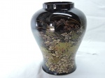 PORCELANA ORIENTAL - Lindíssimo vaso em porcelana Shibata Japan, esmaltada, ricamente policromada com decoração floral e bela douração. Med. 18x13 cm.
