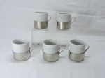 PORCELANA - Lote de 5 xícaras café em porcelana branca  e suporte em inox. Med. 5,5 cm.