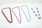ACESSÓRIOS - Lote de 4 colares, sendo 2 em vermelho e 2 em azul.