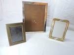 DIVERSOS - Lote de 3 porta retratos , sendo 1 em metal prateado 28x21 cm, um metal dourado 15x11 cm e com borda em plástico dourado com prateados.