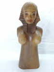 JOÃO JULIÃO - Escultura  em madeira nobre, representando figura egipicia feminina. Alt. 37 cm.