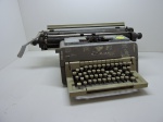 DIVERSOS - Antiga máquina de escrever.