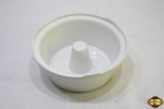 Forma de bolo em porcelana refratária Pozani. Medindo 23cm de diâmetro x 9,5cm de altura.