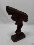 Escultura em madeira esculpida de homem carregando cana. Medindo 33cm de altura.