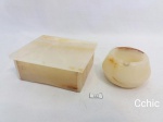Jogo 2 peças caixa e cinzeiro em pedra onixO cinzeiro medindo 6cm de diametro e 5cm de altura e a caixa com tampa medindo 12x10cm de comprimento e 4cm de altura.