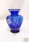Vaso em vidro azul decorados com flores e friso dourado. Medida 15 cm de altura e 7 cm de diametro
