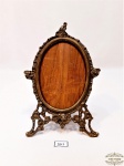 Porta retrato com moldura  bronze l. Medida 18 cm altura, 11 cm largura.