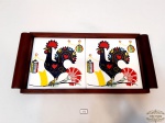 Bandeja retangular com azulejo decorado de galo. Medida 37 cm largura, 17 cm comprimento, 2 cm altura.