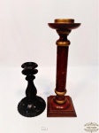 2 Castiçais em resina e madeira .Medida maior: 34 cm altura, 11x11 cm largura. Menor: 19 cm altura, 11,5 cm diâmetro.