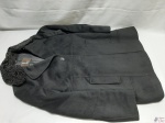 Jaquetão feminino espanhol da loja Lasserre, 100% lã. Tamanho P. Medindo 80cm de comprimento.