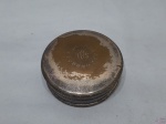 Pequena caixa redonda em prata 90 gravado "IHS" na tampa. Medindo 10cm de diâmetro x 3,5cm de altura. Necessita de limpeza, banho com desgaste.