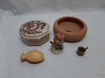 Lote diverso, composto de caixa em cerâmica, enfeite de peixe em cerâmica, enfeite de coruja em biscuit, etc. Medindo a caixa 13,5cm de diâmetro x 5,5cm de altura.