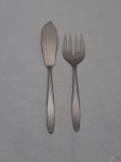 Par de talheres de servir peixe em aço inox Eberle. Medindo o garfo 21,5cm de comprimento e facão 24,5cm de comprimento.