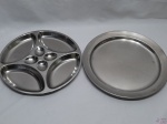 Lote de bandeja e petisqueira redonda em aço inox. Medindo a petisqueira 31,5cm de diâmetro.