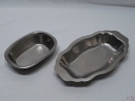 Lote de 2 petisqueiras em aço inox. Medindo a maior 26cm x 15cm x 3,5cm de altura.