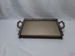 Bandejão retangular em prata 90 com pé e borda avarandada com relevos. Medindo 46,5cm x 32cm x 55cm alça alça x 11,5cm de altura. Banho com desgaste.