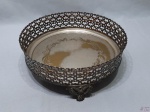 Salva redonda avarandada com pé em prata 90. Medindo 28,5cm de diâmetro x 10cm de altura. Banho do fundo com desgaste.