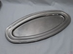 Travessa de peixe oval em aço inox Tramontina. Medindo 60cm de comprimento.