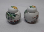Par de potiches decorativos em porcelana com pintura floral. Medindo 7,5cm de altura.