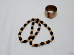 Lote de Bijuterias. Composto por 1 colar e 1 pulseira de osso. Sendo a pulseira com detalhes de lamina de osso e o colar com pedrinhas intercalando entre osso e preto.