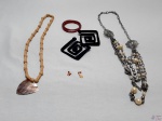 Lote de bijuterias diversas, composto de 2 colares, 1 pulseira e 2 pares de brincos.